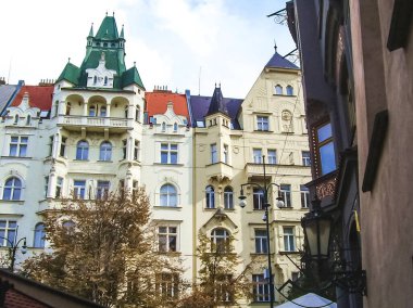 Prag, Çek Cumhuriyeti - 23 Ağustos 2016: Prag sokaklarında ve manzaralarında yürüyün. Tarihi binalar ve kültür eserleri