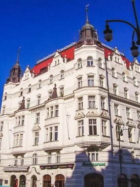 Prag, Çek Cumhuriyeti - 23 Ağustos 2016: Prag sokaklarında ve manzaralarında yürüyün. Tarihi binalar ve kültür eserleri