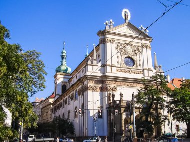 Prag, Çek Cumhuriyeti - 23 Ağustos 2016: Prag sokaklarında ve manzaralarında yürüyün. Tarihi binalar ve kültür eserleri