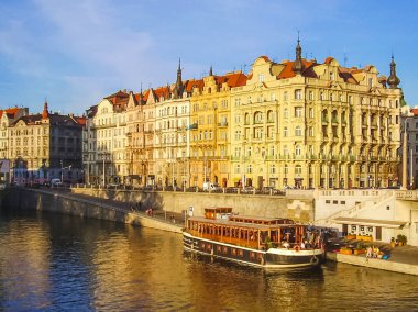 Prag, Çek Cumhuriyeti - 23 Ağustos 2016: Prag sokaklarında ve manzaralarında yürüyün. Tarihi binalar ve kültür eserleri
