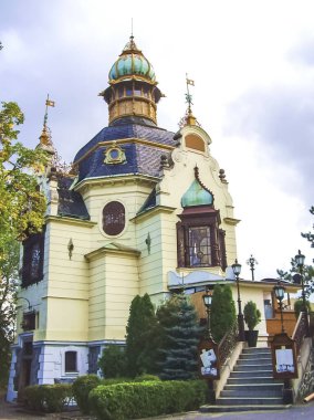 Prag, Çek Cumhuriyeti - 23 Ağustos 2016: Prag sokaklarında ve manzaralarında yürüyün. Tarihi binalar ve kültür eserleri