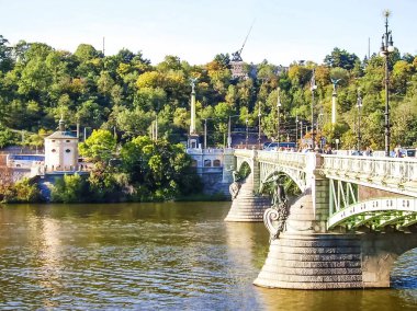 Prag, Çek Cumhuriyeti - 23 Ağustos 2016: Prag sokaklarında ve manzaralarında yürüyün. Tarihi binalar ve kültür eserleri