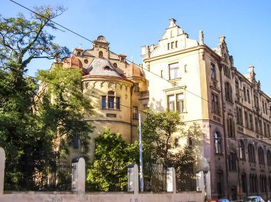 Prag, Çek Cumhuriyeti - 23 Ağustos 2016: Prag sokaklarında ve manzaralarında yürüyün. Tarihi binalar ve kültür eserleri