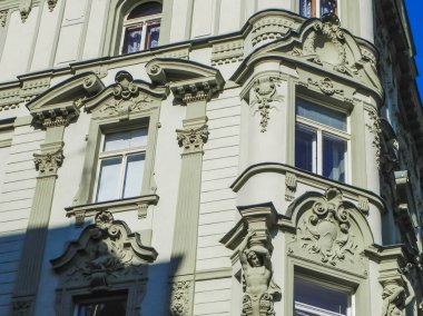 Prag, Çek Cumhuriyeti - 23 Ağustos 2016: Prag sokaklarında ve manzaralarında yürüyün. Tarihi binalar ve kültür eserleri