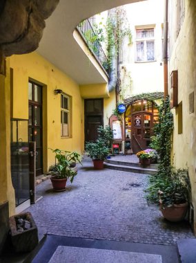 Prag, Çek Cumhuriyeti - 23 Ağustos 2016: Prag sokaklarında ve manzaralarında yürüyün. Tarihi binalar ve kültür eserleri