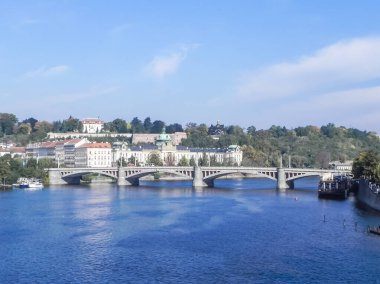 Prag, Çek Cumhuriyeti - 23 Ağustos 2016: Prag sokaklarında ve manzaralarında yürüyün. Tarihi binalar ve kültür eserleri
