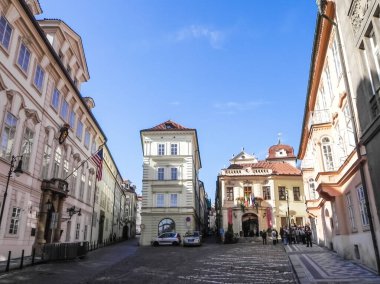 Prag, Çek Cumhuriyeti - 23 Ağustos 2016: Prag sokaklarında ve manzaralarında yürüyün. Tarihi binalar ve kültür eserleri