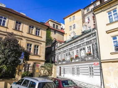 Prag, Çek Cumhuriyeti - 23 Ağustos 2016: Prag sokaklarında ve manzaralarında yürüyün. Tarihi binalar ve kültür eserleri