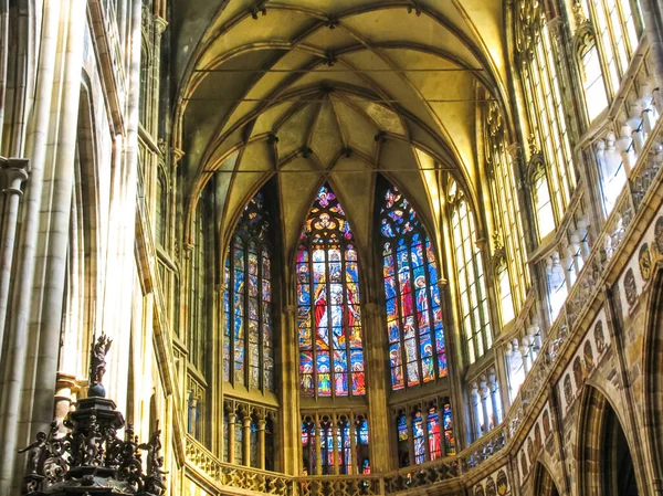 Prag, Çek Cumhuriyeti - 23 Ağustos 2016: Prag sokaklarında ve manzaralarında yürüyün. Tarihi binalar ve kültür eserleri