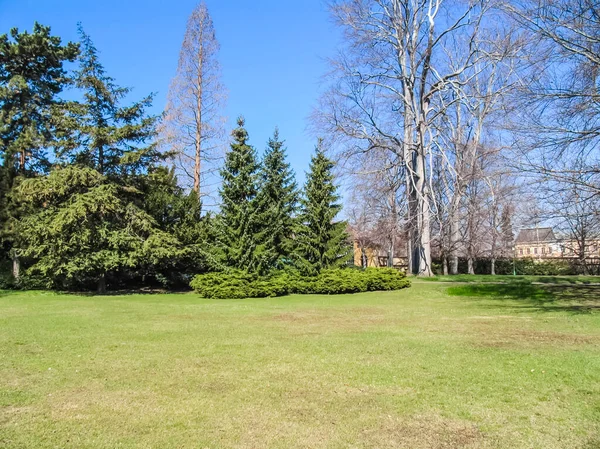 Prag, Çek Cumhuriyeti - 23 Ağustos 2016: Prag sokaklarında ve manzaralarında yürüyün. Tarihi binalar ve kültür eserleri