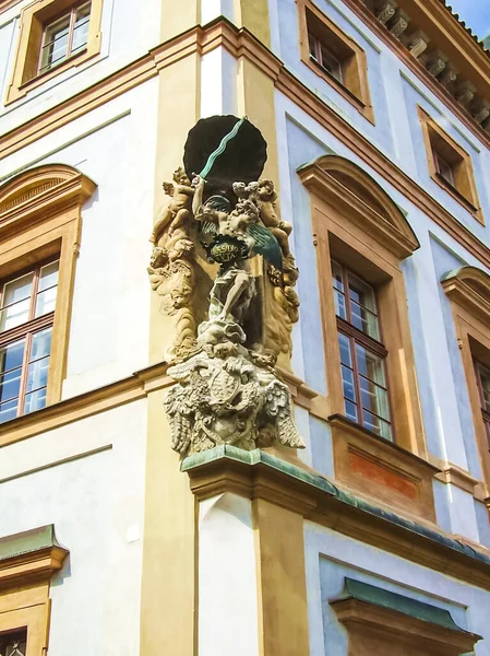 Prag, Çek Cumhuriyeti - 23 Ağustos 2016: Prag sokaklarında ve manzaralarında yürüyün. Tarihi binalar ve kültür eserleri