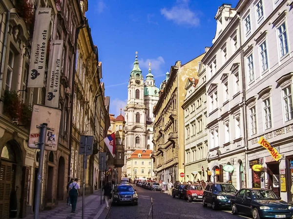 Prag, Çek Cumhuriyeti - 23 Ağustos 2016: Prag sokaklarında ve manzaralarında yürüyün. Tarihi binalar ve kültür eserleri