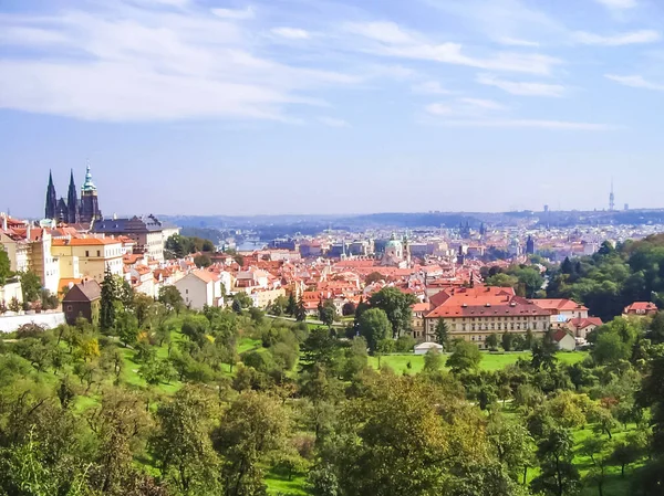 Prag, Çek Cumhuriyeti - 23 Ağustos 2016: Prag sokaklarında ve manzaralarında yürüyün. Tarihi binalar ve kültür eserleri