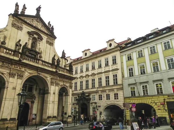 Prag, Çek Cumhuriyeti - 23 Ağustos 2016: Prag sokaklarında ve manzaralarında yürüyün. Tarihi binalar ve kültür eserleri