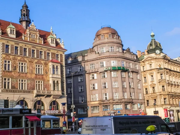 Prag, Çek Cumhuriyeti - 23 Ağustos 2016: Prag sokaklarında ve manzaralarında yürüyün. Tarihi binalar ve kültür eserleri