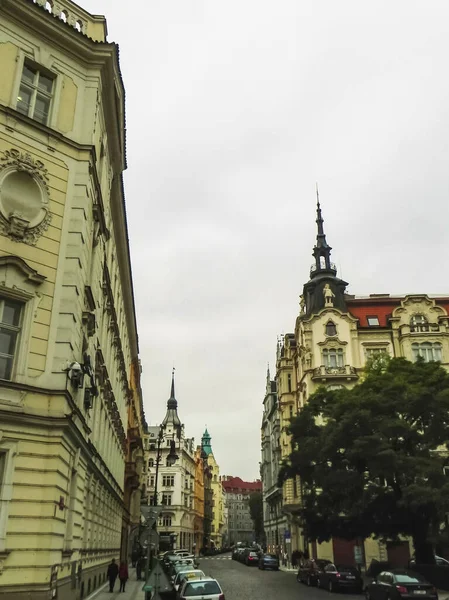 Prag, Çek Cumhuriyeti - 23 Ağustos 2016: Prag sokaklarında ve manzaralarında yürüyün. Tarihi binalar ve kültür eserleri