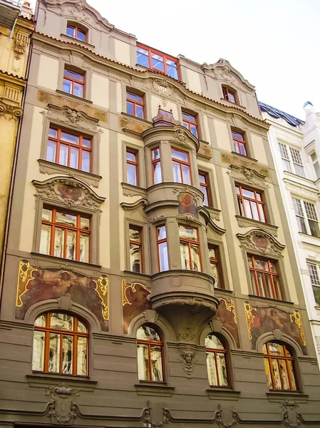 Prag, Çek Cumhuriyeti - 23 Ağustos 2016: Prag sokaklarında ve manzaralarında yürüyün. Tarihi binalar ve kültür eserleri