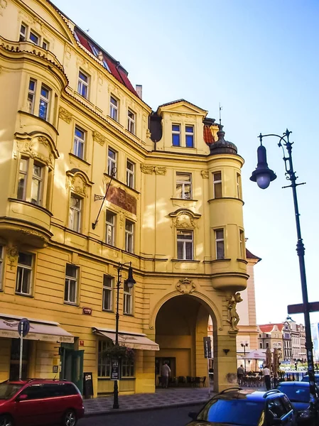 Prag, Çek Cumhuriyeti - 23 Ağustos 2016: Prag sokaklarında ve manzaralarında yürüyün. Tarihi binalar ve kültür eserleri