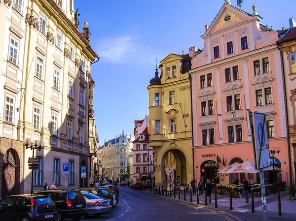 Prag, Çek Cumhuriyeti - 23 Ağustos 2016: Prag sokaklarında ve manzaralarında yürüyün. Tarihi binalar ve kültür eserleri