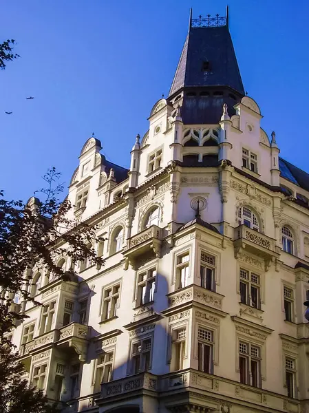 Prag, Çek Cumhuriyeti - 23 Ağustos 2016: Prag sokaklarında ve manzaralarında yürüyün. Tarihi binalar ve kültür eserleri