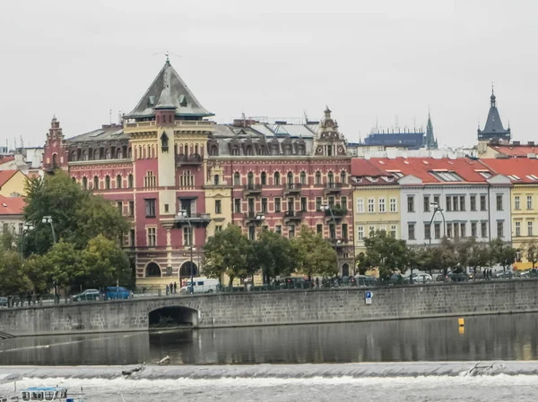 Prag, Çek Cumhuriyeti - 23 Ağustos 2016: Prag sokaklarında ve manzaralarında yürüyün. Tarihi binalar ve kültür eserleri