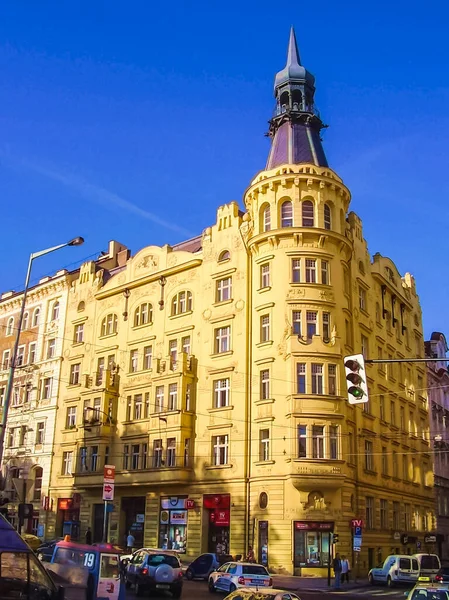 Prag, Çek Cumhuriyeti - 23 Ağustos 2016: Prag sokaklarında ve manzaralarında yürüyün. Tarihi binalar ve kültür eserleri