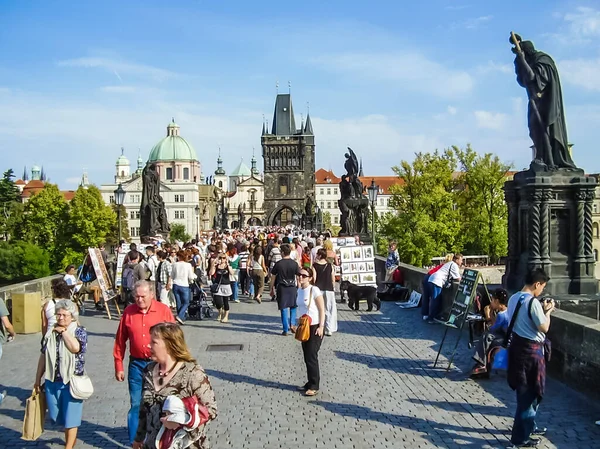 Prag, Çek Cumhuriyeti - 23 Ağustos 2016: Prag sokaklarında ve manzaralarında yürüyün. Tarihi binalar ve kültür eserleri