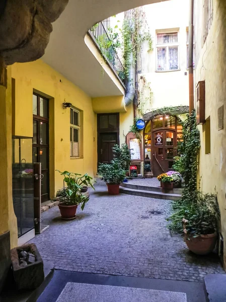 Prag, Çek Cumhuriyeti - 23 Ağustos 2016: Prag sokaklarında ve manzaralarında yürüyün. Tarihi binalar ve kültür eserleri