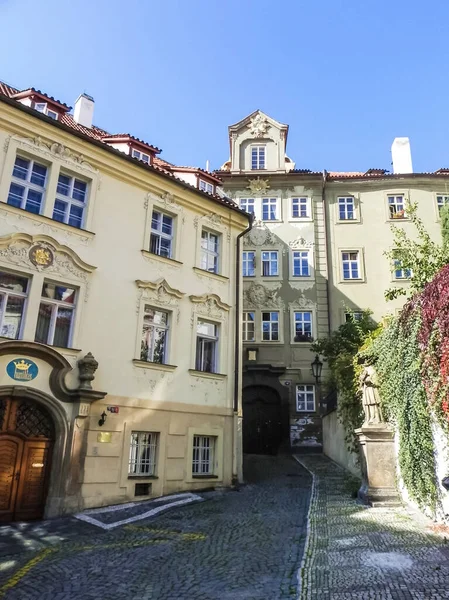 Prag, Çek Cumhuriyeti - 23 Ağustos 2016: Prag sokaklarında ve manzaralarında yürüyün. Tarihi binalar ve kültür eserleri