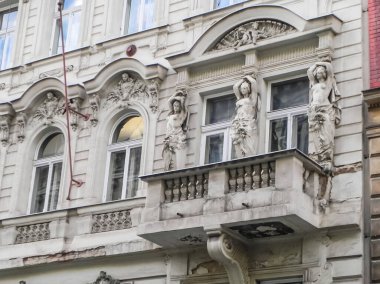 Prag, Çek Cumhuriyeti - 23 Ağustos 2016: Prag sokaklarında ve manzaralarında yürüyün. Tarihi binalar ve kültür eserleri