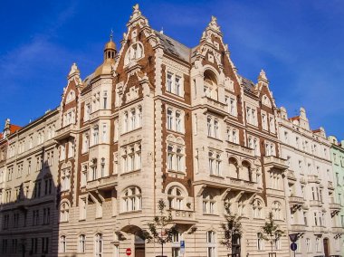 Prag, Çek Cumhuriyeti - 23 Ağustos 2016: Prag sokaklarında ve manzaralarında yürüyün. Tarihi binalar ve kültür eserleri