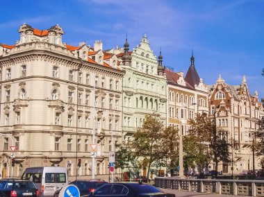 Prag, Çek Cumhuriyeti - 23 Ağustos 2016: Prag sokaklarında ve manzaralarında yürüyün. Tarihi binalar ve kültür eserleri