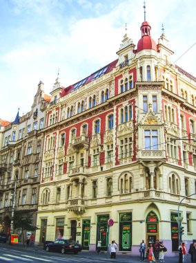 Prag, Çek Cumhuriyeti - 23 Ağustos 2016: Prag sokaklarında ve manzaralarında yürüyün. Tarihi binalar ve kültür eserleri