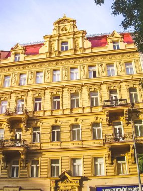 Prag, Çek Cumhuriyeti - 23 Ağustos 2016: Prag sokaklarında ve manzaralarında yürüyün. Tarihi binalar ve kültür eserleri