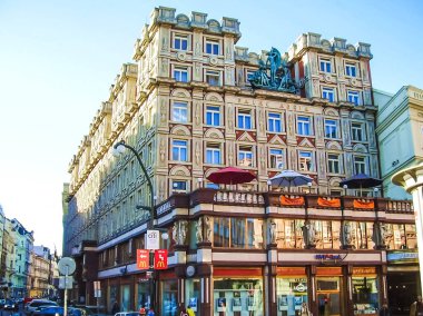 Prag, Çek Cumhuriyeti - 23 Ağustos 2016: Prag sokaklarında ve manzaralarında yürüyün. Tarihi binalar ve kültür eserleri