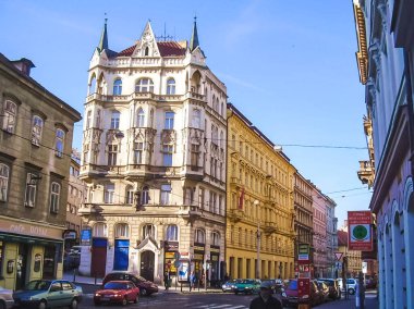Prag, Çek Cumhuriyeti - 23 Ağustos 2016: Prag sokaklarında ve manzaralarında yürüyün. Tarihi binalar ve kültür eserleri