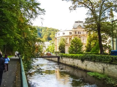 Prag, Çek Cumhuriyeti - 23 Ağustos 2016: Prag sokaklarında ve manzaralarında yürüyün. Tarihi binalar ve kültür eserleri