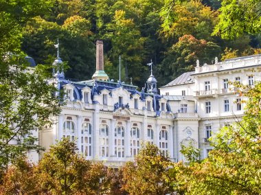 Prag, Çek Cumhuriyeti - 23 Ağustos 2016: Prag sokaklarında ve manzaralarında yürüyün. Tarihi binalar ve kültür eserleri