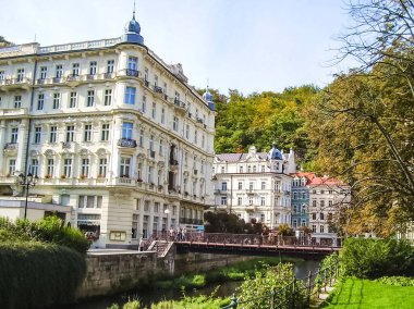 Prag, Çek Cumhuriyeti - 23 Ağustos 2016: Prag sokaklarında ve manzaralarında yürüyün. Tarihi binalar ve kültür eserleri