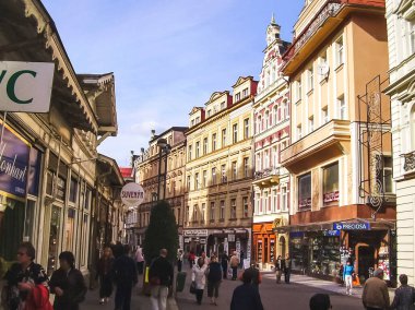 Prag, Çek Cumhuriyeti - 23 Ağustos 2016: Prag sokaklarında ve manzaralarında yürüyün. Tarihi binalar ve kültür eserleri
