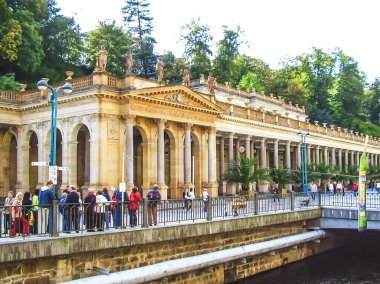 Prag, Çek Cumhuriyeti - 23 Ağustos 2016: Prag sokaklarında ve manzaralarında yürüyün. Tarihi binalar ve kültür eserleri