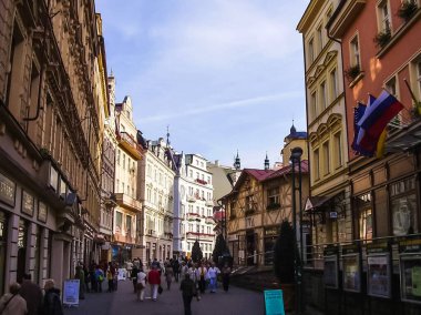 Prag, Çek Cumhuriyeti - 23 Ağustos 2016: Prag sokaklarında ve manzaralarında yürüyün. Tarihi binalar ve kültür eserleri