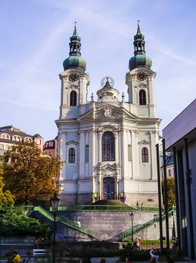 Prag, Çek Cumhuriyeti - 23 Ağustos 2016: Prag sokaklarında ve manzaralarında yürüyün. Tarihi binalar ve kültür eserleri