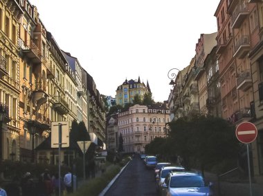 Prag, Çek Cumhuriyeti - 23 Ağustos 2016: Prag sokaklarında ve manzaralarında yürüyün. Tarihi binalar ve kültür eserleri