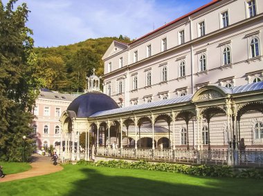 Prag, Çek Cumhuriyeti - 23 Ağustos 2016: Prag sokaklarında ve manzaralarında yürüyün. Tarihi binalar ve kültür eserleri