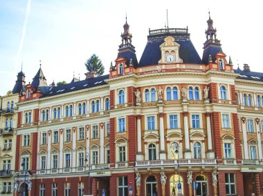 Prag, Çek Cumhuriyeti - 23 Ağustos 2016: Prag sokaklarında ve manzaralarında yürüyün. Tarihi binalar ve kültür eserleri