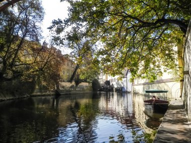 Prag, Çek Cumhuriyeti - 23 Ağustos 2016: Prag sokaklarında ve manzaralarında yürüyün. Tarihi binalar ve kültür eserleri