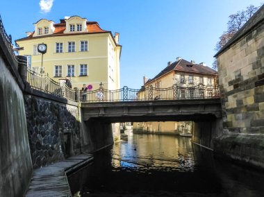 Prag, Çek Cumhuriyeti - 23 Ağustos 2016: Prag sokaklarında ve manzaralarında yürüyün. Tarihi binalar ve kültür eserleri