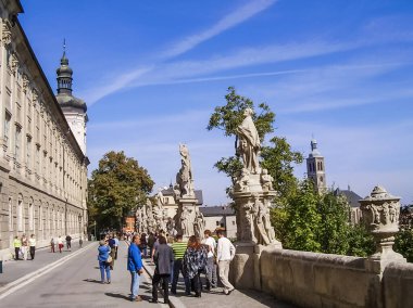 Prag, Çek Cumhuriyeti - 23 Ağustos 2016: Prag sokaklarında ve manzaralarında yürüyün. Tarihi binalar ve kültür eserleri
