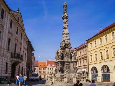 Prag, Çek Cumhuriyeti - 23 Ağustos 2016: Prag sokaklarında ve manzaralarında yürüyün. Tarihi binalar ve kültür eserleri